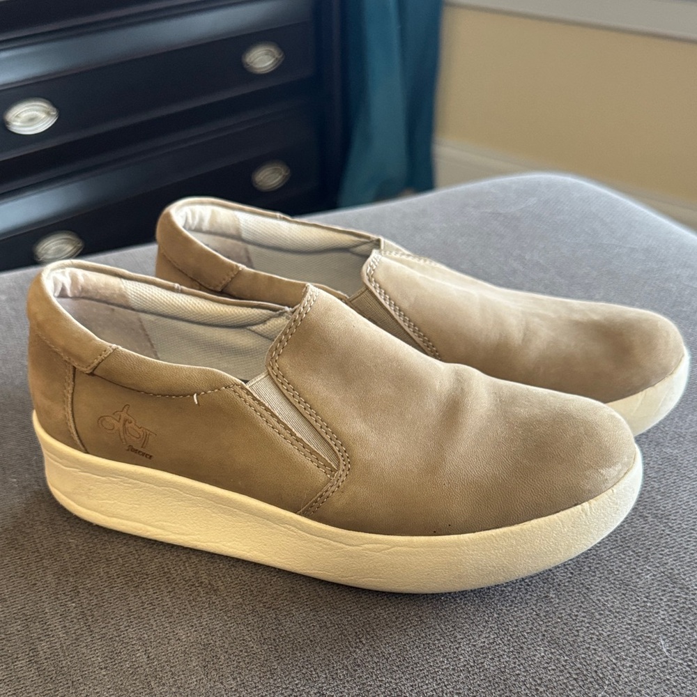 OTBT Tan Women's Slip-On Flats